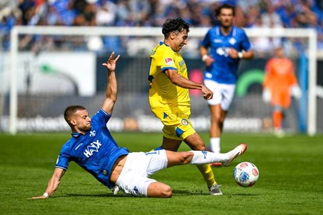 Fabian Nürnberger (SV Darmstadt 1898, 15) im Zweikampf mit Johan Gomez (Eintracht Braunschweig, 44), GER, SV Darmstadt 98 vs. Eintracht Braunschweig, Fussball, 2. Bundesliga, 5. Spieltag, Saison 2025 2026, 13.09.2025 DFL REGULATIONS PROHIBIT ANY USE OF PHOTOGRAPHS AS IMAGE SEQUENCES AND OR QUASI-VIDEO GER, SV Darmstadt 98 vs. Eintracht Braunschweig, Fussball, 2. Bundesliga, 5. Spieltag, Saison 2025 2026, 13.09.2025 Darmstadt