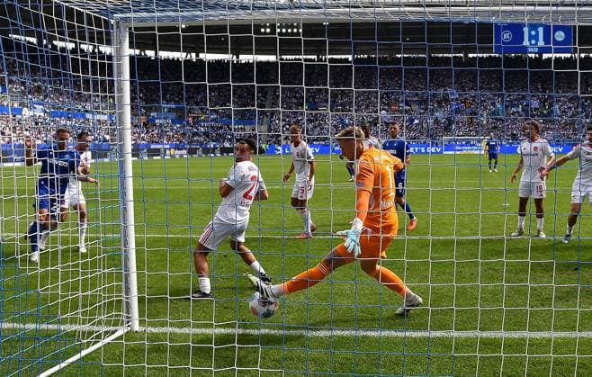 13.09.2025, xhbx, Fussball 2.Bundesliga, Karlsruher SC - 1.FC Nürnberg v.l. Jan Reichert (1.FC Nuernberg) rettet auf der Linie (DFL DFB REGULATIONS PROHIBIT ANY USE OF PHOTOGRAPHS as IMAGE SEQUENCES and or QUASI-VIDEO) Karlsruhe