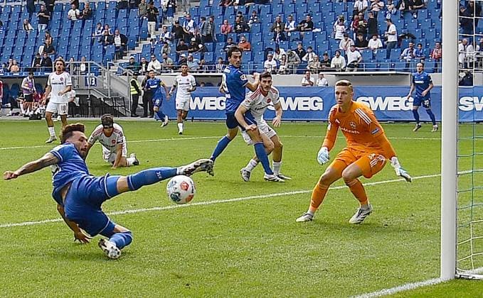 13.09.2025, xhbx, Fussball 2.Bundesliga, Karlsruher SC - 1.FC Nürnberg v.l. Fabian Schleusener (Karlsruher SC KSC), Jan Reichert (1.FC Nuernberg) (DFL DFB REGULATIONS PROHIBIT ANY USE OF PHOTOGRAPHS as IMAGE SEQUENCES and or QUASI-VIDEO) Karlsruhe