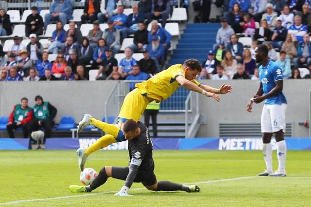 13.09.2025, xtvx, Fussball 2.Bundesliga, SV Darmstadt 98 - Eintracht Braunschweig v.l. Torschuss, has a shot on goal Erencan Yardimci (Eintracht Braunschweig) Torwart Marcel Schuhen (SV Darmstadt 98) (DFL DFB REGULATIONS PROHIBIT ANY USE OF PHOTOGRAPHS as IMAGE SEQUENCES and or QUASI-VIDEO) Darmstadt
