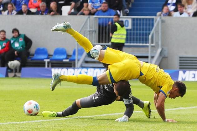 13.09.2025, xtvx, Fussball 2.Bundesliga, SV Darmstadt 98 - Eintracht Braunschweig v.l. Torschuss, has a shot on goal Erencan Yardimci (Eintracht Braunschweig) Torwart Marcel Schuhen (SV Darmstadt 98) (DFL DFB REGULATIONS PROHIBIT ANY USE OF PHOTOGRAPHS as IMAGE SEQUENCES and or QUASI-VIDEO) Darmstadt