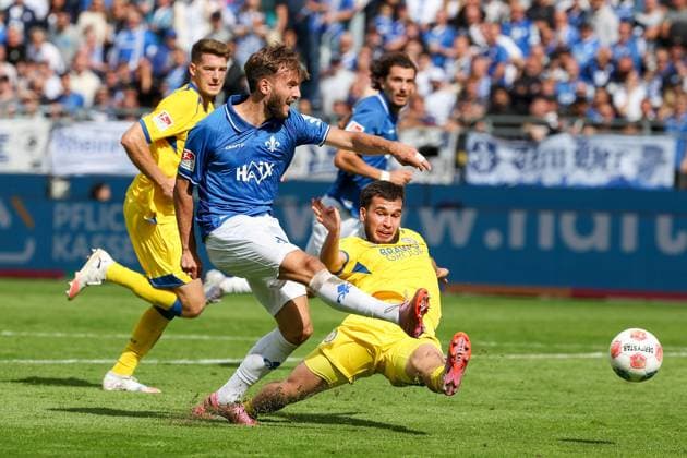 2025.09.13 xkix 2.Bundesliga SV Darmstadt 98 - Eintracht Braunschweig v.l., Kilian Julian Corredor (SV Darmstadt 98), Mehmet Aydin (Eintracht Braunschweig), in aktion, in action, Schuss auf das Tor (DFL DFB REGULATIONS PROHIBIT ANY USE OF PHOTOGRAPHS as IMAGE SEQUENCES and or QUASI-VIDEO)