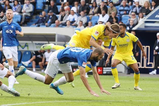 13.09.2025, xtvx, Fussball 2.Bundesliga, SV Darmstadt 98 - Eintracht Braunschweig v.l. Zweikampf, Duell, duel, tackle, compete Aleksandar Vukotic (SV Darmstadt 98) Levente Szabo (Eintracht Braunschweig) (DFL DFB REGULATIONS PROHIBIT ANY USE OF PHOTOGRAPHS as IMAGE SEQUENCES and or QUASI-VIDEO) Darmstadt
