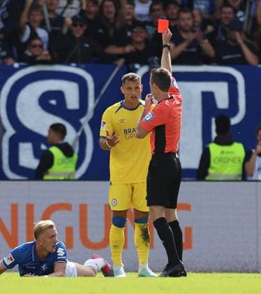 13.09.2025, xdcx, Fussball 2. Bundesliga, SV Darmstadt 98 - Eintracht Braunschweig, emonline, emspor, despor, v.l., Schiedsrichter Lukas Benen zeigt Sven Köhler (Eintracht Braunschweig) die Rote Karte, red card for, Platzverweis, Game Misconduct DFL DFB REGULATIONS PROHIBIT ANY USE OF PHOTOGRAPHS AS IMAGE SEQUENCES AND OR QUASI-VIDEO.
