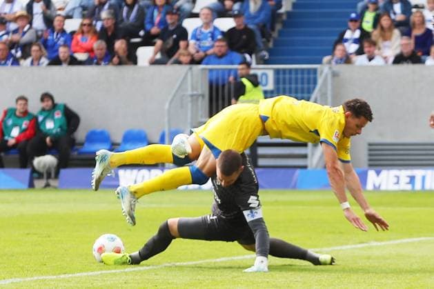 13.09.2025, xtvx, Fussball 2.Bundesliga, SV Darmstadt 98 - Eintracht Braunschweig v.l. Torschuss, has a shot on goal Erencan Yardimci (Eintracht Braunschweig) Torwart Marcel Schuhen (SV Darmstadt 98) (DFL DFB REGULATIONS PROHIBIT ANY USE OF PHOTOGRAPHS as IMAGE SEQUENCES and or QUASI-VIDEO) Darmstadt