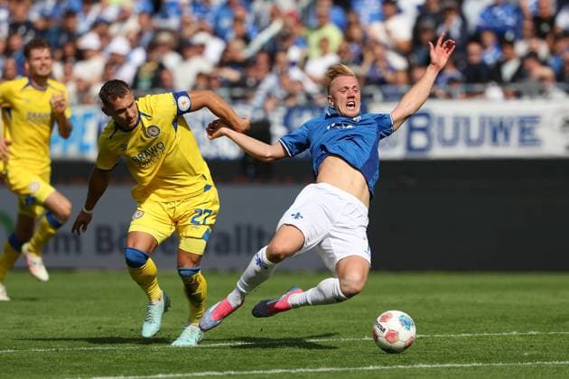 2025.09.13 xkix 2.Bundesliga SV Darmstadt 98 - Eintracht Braunschweig v.l., Sven Köhler (Eintracht Braunschweig), Isac Alexi Sivert Lidberg (SV Darmstadt 98) Zweikampf, Action, Aktion, Battles for the Ball, faul und Rote Karte (DFL DFB REGULATIONS PROHIBIT ANY USE OF PHOTOGRAPHS as IMAGE SEQUENCES and or QUASI-VIDEO)