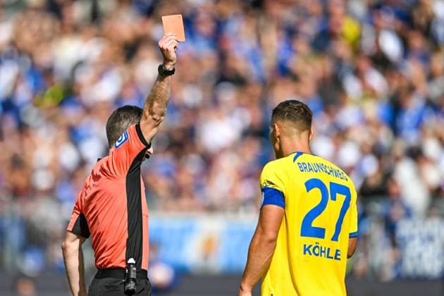 Sven Köhler (Eintracht Braunschweig, 27) bekommt die rote Karte, GER, SV Darmstadt 98 vs. Eintracht Braunschweig, Fussball, 2. Bundesliga, 5. Spieltag, Saison 2025 2026, 13.09.2025 DFL REGULATIONS PROHIBIT ANY USE OF PHOTOGRAPHS AS IMAGE SEQUENCES AND OR QUASI-VIDEO GER, SV Darmstadt 98 vs. Eintracht Braunschweig, Fussball, 2. Bundesliga, 5. Spieltag, Saison 2025 2026, 13.09.2025 Darmstadt