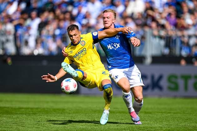 Sven Köhler (Eintracht Braunschweig, 27) im Zweikampf mit Isac Lidberg (SV Darmstadt 1898, 07), GER, SV Darmstadt 98 vs. Eintracht Braunschweig, Fussball, 2. Bundesliga, 5. Spieltag, Saison 2025 2026, 13.09.2025 DFL REGULATIONS PROHIBIT ANY USE OF PHOTOGRAPHS AS IMAGE SEQUENCES AND OR QUASI-VIDEO GER, SV Darmstadt 98 vs. Eintracht Braunschweig, Fussball, 2. Bundesliga, 5. Spieltag, Saison 2025 2026, 13.09.2025 Darmstadt