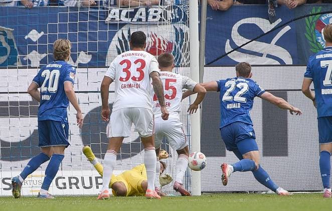 13.09.2025, xhbx, Fussball 2.Bundesliga, Karlsruher SC - 1.FC Nürnberg v.l. David Herold (Karlsruher SC KSC), Nick Seidel (1.FC Nuernberg), Hans Christian Bernat (Karlsruher SC KSC), Finn Becker (1.FC Nuernberg), Christoph Kobald (Karlsruher SC KSC) (DFL DFB REGULATIONS PROHIBIT ANY USE OF PHOTOGRAPHS as IMAGE SEQUENCES and or QUASI-VIDEO) Karlsruhe