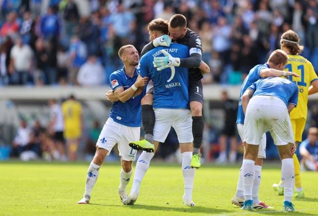 13.09.2025, xdcx, Fussball 2. Bundesliga, SV Darmstadt 98 - Eintracht Braunschweig, emonline, emspor, despor, v.l., Fabian Nürnberger (SV Darmstadt 98), Matej Maglica (SV Darmstadt 98), Torwart Marcel Schuhen (SV Darmstadt 98) jubelnd bejubelt jubelt jubeln DFL DFB REGULATIONS PROHIBIT ANY USE OF PHOTOGRAPHS AS IMAGE SEQUENCES AND OR QUASI-VIDEO.