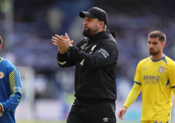13.09.2025, xdcx, Fussball 2. Bundesliga, SV Darmstadt 98 - Eintracht Braunschweig, emonline, emspor, despor, v.l., Trainer Heiner Backhaus (Eintracht Braunschweig) bedankt sich bei den Fans, bedanken, Dank, Mannschaft nach dem Spiel, after the match, bedankt sich bei den Fans, applauds the fans DFL DFB REGULATIONS PROHIBIT ANY USE OF PHOTOGRAPHS AS IMAGE SEQUENCES AND OR QUASI-VIDEO.