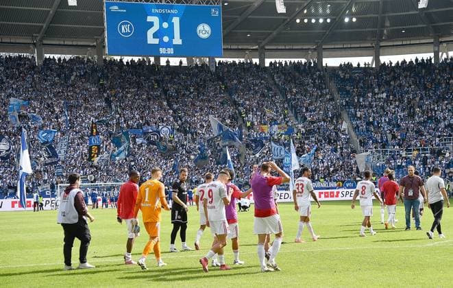 13.09.2025, xhbx, Fussball 2.Bundesliga, Karlsruher SC - 1.FC Nürnberg v.l. Spieler, Mannschaft von 1.FC Nuernberg enttaeuscht, enttaeuscht schauend, dissapointed nach Abpfiff bei den Fans (DFL DFB REGULATIONS PROHIBIT ANY USE OF PHOTOGRAPHS as IMAGE SEQUENCES and or QUASI-VIDEO) Karlsruhe