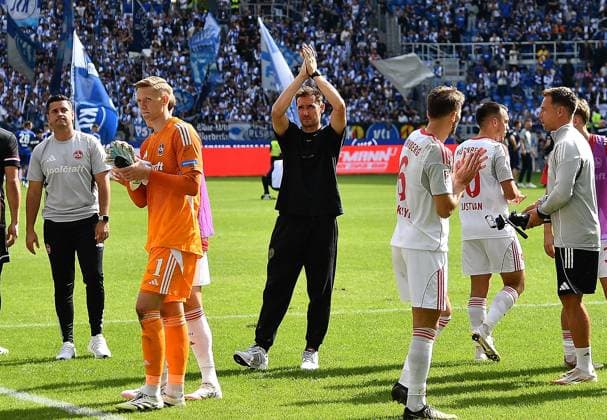 13.09.2025, xhbx, Fussball 2.Bundesliga, Karlsruher SC - 1.FC Nürnberg v.l. Spieler, Mannschaft von 1.FC Nuernberg enttaeuscht, enttaeuscht schauend, dissapointed nach Abpfiff bei den Fans (DFL DFB REGULATIONS PROHIBIT ANY USE OF PHOTOGRA, Trainer Miroslav Klose (1.FC Nuernberg)PHS as IMAGE SEQUENCES and or QUASI-VIDEO) Karlsruhe