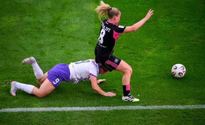 v.l. Ramona Maier (E) im Zweikampf gegen Svea Stoldt (HH), Aktion, Fussball Google Pixel Frauen-Bundesliga, 2.Spieltag, SGS Essen (E) - Hamburger SV (HH), am 13.09.2025 in E s s e n Deutschland. Stadion an der Hafenstrasse