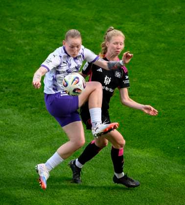 v.l. Natasha Kowalski (E) im Zweikampf gegen Jaqueline Dönges (HH), Aktion, Fussball Google Pixel Frauen-Bundesliga, 2.Spieltag, SGS Essen (E) - Hamburger SV (HH), am 13.09.2025 in E s s e n Deutschland. Stadion an der Hafenstrasse