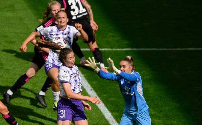 v.l. Jana Feldkamp (E) im Zweikampf gegen Torhüterin Laura Sieger (HH), Aktion, Sieger verletzt sich dabei und muss ausgewechselt werden. Fussball Google Pixel Frauen-Bundesliga, 2.Spieltag, SGS Essen (E) - Hamburger SV (HH), am 13.09.2025 in E s s e n Deutschland. Stadion an der Hafenstrasse
