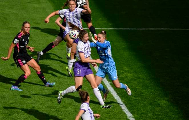 v.l. Jana Feldkamp (E) im Zweikampf gegen Torhüterin Laura Sieger (HH), Aktion, Sieger verletzt sich dabei und muss ausgewechselt werden. Fussball Google Pixel Frauen-Bundesliga, 2.Spieltag, SGS Essen (E) - Hamburger SV (HH), am 13.09.2025 in E s s e n Deutschland. Stadion an der Hafenstrasse