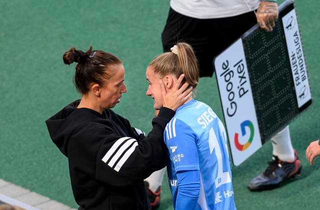 Verletzung Torhüterin Laura Sieger (HH), Trainerin Liese Brancao tröstet, verletzt Auswechslung. Fussball Google Pixel Frauen-Bundesliga, 2.Spieltag, SGS Essen (E) - Hamburger SV (HH), am 13.09.2025 in E s s e n Deutschland. Stadion an der Hafenstrasse