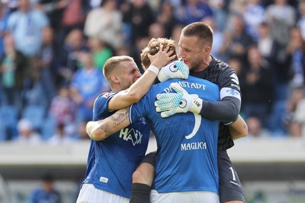 13.09.2025, xtvx, Fussball 2.Bundesliga, SV Darmstadt 98 - Eintracht Braunschweig v.l. Schlusspfiff. Fabian Nuernberger (SV Darmstadt 98) Matej Maglica (SV Darmstadt 98) Torwart Marcel Schuhen (SV Darmstadt 98) nach dem Spiel, after the match (DFL DFB REGULATIONS PROHIBIT ANY USE OF PHOTOGRAPHS as IMAGE SEQUENCES and or QUASI-VIDEO) Darmstadt