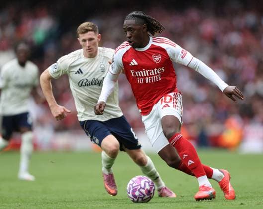 London, England, 13th September 2025. Eberechi Eze of Arsenal glides past Elliot Anderson of Nottingham Forest during the Arsenal vs Nottingham Forest Premier League match at the Emirates Stadium, London. Picture credit should read: David Klein Sportimage EDITORIAL USE ONLY. No use with unauthorised audio, video, data, fixture lists, club league logos or live services. Online in-match use limited to 120 images, no video emulation. No use in betting, games or single club league player publications. SPI_063_DK_Arsenal_Forest SPI-4131-0060