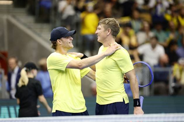 PARTILLE, SVERIGE 20250913 Sveriges AndrÃ Göransson och Erik Grevelius (i keps) jublar efter att ha vunnit dubbelmatchen mot Tunisiens Aziz Ouakaa (i keps) och Moez Echargui i Davis Cup-mötet mellan Sverige och Tunisien i Partille arena. PARTILLE SVERIGE x9200x