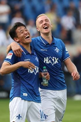 2025.09.13 xkix 2.Bundesliga SV Darmstadt 98 - Eintracht Braunschweig v.l., Hiroki Akiyama (SV Darmstadt 98) und Isac Alexi Sivert Lidberg (SV Darmstadt 98) haben gut lachen zum schluss, jubeln jubelt nach Spielende. (DFL DFB REGULATIONS PROHIBIT ANY USE OF PHOTOGRAPHS as IMAGE SEQUENCES and or QUASI-VIDEO)