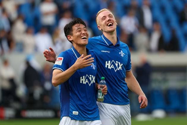 2025.09.13 xkix 2.Bundesliga SV Darmstadt 98 - Eintracht Braunschweig v.l., Hiroki Akiyama (SV Darmstadt 98) und Isac Alexi Sivert Lidberg (SV Darmstadt 98) haben gut lachen zum schluss, jubeln jubelt nach Spielende. (DFL DFB REGULATIONS PROHIBIT ANY USE OF PHOTOGRAPHS as IMAGE SEQUENCES and or QUASI-VIDEO)