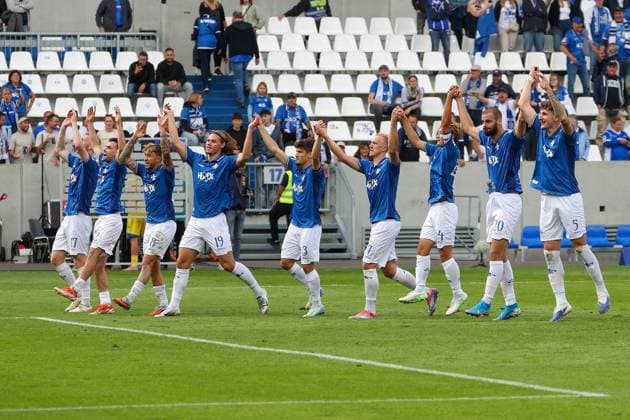 2025.09.13 xkix 2.Bundesliga SV Darmstadt 98 - Eintracht Braunschweig v.l., Kai Klefisch (SV Darmstadt 98), Sergio Lopez (SV Darmstadt 98), Luca Marseiler (SV Darmstadt 98), Fynn Luca Lakenmacher (SV Darmstadt 98), Leon Klassen (SV Darmstadt 98), Isac Alexi Sivert Lidberg (SV Darmstadt 98), Yosuke Furukawa (SV Darmstadt 98), Aleksander Vukovic (SV Darmstadt 98) und Matej Maglica (SV Darmstadt 98) bedankt sich bei den Fans, bedanken, Dank. Mannschaft nach dem Spiel, after the match bedankt sich bei den Fans, applauds the fans (DFL DFB REGULATIONS PROHIBIT ANY USE OF PHOTOGRAPHS as IMAGE SEQUENCES and or QUASI-VIDEO)