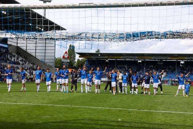 2025.09.13 xkix 2.Bundesliga SV Darmstadt 98 - Eintracht Braunschweig v.l., SV Darmstadt 98 jubeln jubelt nach Spielende, bedankt sich bei den Fans, bedanken, Dank. Mannschaft nach dem Spiel, after the match bedankt sich bei den Fans, applauds the fans (DFL DFB REGULATIONS PROHIBIT ANY USE OF PHOTOGRAPHS as IMAGE SEQUENCES and or QUASI-VIDEO)