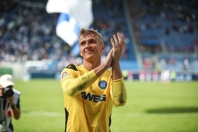 Von den Fans zum Man of the Match ernannt Hans Christian Bernat (Karlsruher SC, Torwart 01) bei den Fans, GER, Karlsruher SC vs. 1. FC Nuernberg, 2. Bundesliga, 5. Spieltag, 2025 2026, 13.09.2025, DFL REGULATIONS PROHIBIT ANY USE OF PHOTOGRAPHS AS IMAGE SEQUENCES AND OR QUASI-VIDEO, GER, Karlsruher SC vs. 1. FC Nuernberg, 2. Bundesliga, 5. Spieltag, 2025 2026, 13.09.2025 Karlsruhe