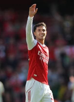 London, England, 13th September 2025. Martin Zubimendi of Arsenal waves to the fans celebrating the win during the Arsenal vs Nottingham Forest Premier League match at the Emirates Stadium, London. Picture credit should read: David Klein Sportimage EDITORIAL USE ONLY. No use with unauthorised audio, video, data, fixture lists, club league logos or live services. Online in-match use limited to 120 images, no video emulation. No use in betting, games or single club league player publications. SPI_079_DK_Arsenal_Forest SPI-4131-0077