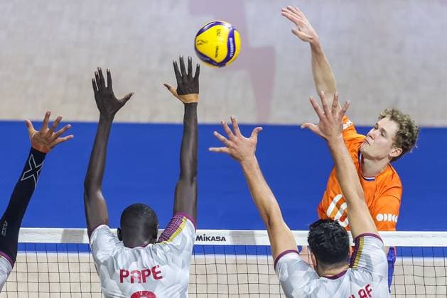 (250913) -- QUEZON CITY, Sept. 13, 2025 -- Tom Koops (R) of the Netherlands competes during the Pool B match between the Netherlands and Qatar at the 2025 FIVB Volleyball Men s World Championship, WM, Weltmeisterschaft in Quezon City, the Philippines, Sept. 13, 2025. ) (SP)THE PHILIPPINES-QUEZON CITY-VOLLEYBALL-FIVB MEN S WORLD CHAMPIONSHIP 2025-NED VS QAT RouellexUmali 
