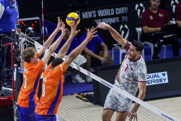 (250913) -- QUEZON CITY, Sept. 13, 2025 -- Youssef Oughlaf (R) of Qatar competes during the Pool B match between the Netherlands and Qatar at the 2025 FIVB Volleyball Men s World Championship, WM, Weltmeisterschaft in Quezon City, the Philippines, Sept. 13, 2025. ) (SP)THE PHILIPPINES-QUEZON CITY-VOLLEYBALL-FIVB MEN S WORLD CHAMPIONSHIP 2025-NED VS QAT RouellexUmali 