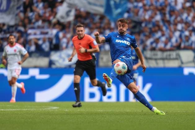 Philipp Foerster (Karlsruher SC, 11) mit toller Ballannahme, GER, Karlsruher SC vs. 1. FC Nuernberg, 2. Bundesliga, 5. Spieltag, 2025 2026, 13.09.2025, DFL REGULATIONS PROHIBIT ANY USE OF PHOTOGRAPHS AS IMAGE SEQUENCES AND OR QUASI-VIDEO, GER, Karlsruher SC vs. 1. FC Nuernberg, 2. Bundesliga, 5. Spieltag, 2025 2026, 13.09.2025 Karlsruhe