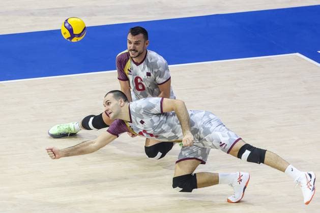 (250913) -- QUEZON CITY, Sept. 13, 2025 -- Borislav Georgiev (back) and Nikola Vasic of Qatar compete during the Pool B match between the Netherlands and Qatar at the 2025 FIVB Volleyball Men s World Championship, WM, Weltmeisterschaft in Quezon City, the Philippines, Sept. 13, 2025. ) (SP)THE PHILIPPINES-QUEZON CITY-VOLLEYBALL-FIVB MEN S WORLD CHAMPIONSHIP 2025-NED VS QAT RouellexUmali 