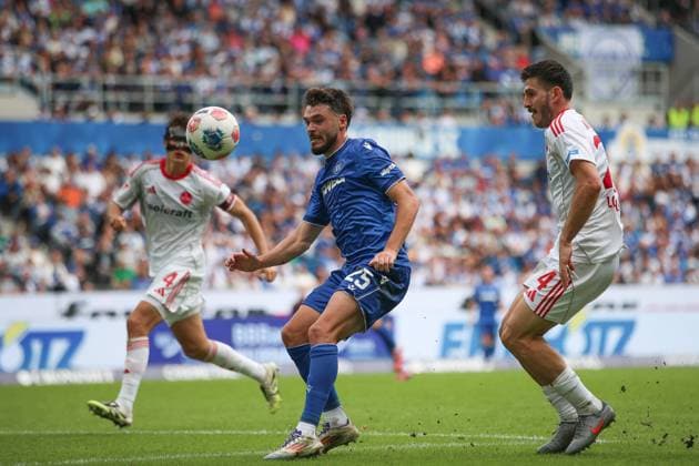Lilian Egloff (Karlsruher SC, 25) in der Box umgeben von Fabio Gruber (1. FC Nuernberg, 04) und Luka Lochoshvili (1. FC Nuernberg, 24), GER, Karlsruher SC vs. 1. FC Nuernberg, 2. Bundesliga, 5. Spieltag, 2025 2026, 13.09.2025, DFL REGULATIONS PROHIBIT ANY USE OF PHOTOGRAPHS AS IMAGE SEQUENCES AND OR QUASI-VIDEO, GER, Karlsruher SC vs. 1. FC Nuernberg, 2. Bundesliga, 5. Spieltag, 2025 2026, 13.09.2025 Karlsruhe