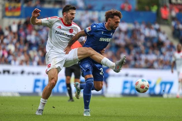 Fabian Schleusener (Karlsruher SC, 24) behauptet den Ball im Zweikampf gegen Luka Lochoshvili (1. FC Nuernberg, 24), GER, Karlsruher SC vs. 1. FC Nuernberg, 2. Bundesliga, 5. Spieltag, 2025 2026, 13.09.2025, DFL REGULATIONS PROHIBIT ANY USE OF PHOTOGRAPHS AS IMAGE SEQUENCES AND OR QUASI-VIDEO, GER, Karlsruher SC vs. 1. FC Nuernberg, 2. Bundesliga, 5. Spieltag, 2025 2026, 13.09.2025 Karlsruhe