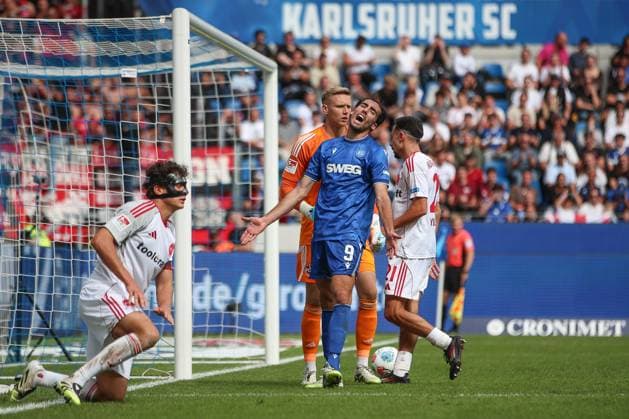 Roko Simic (Karlsruher SC, 09) hardert mit der Chancenverwertung, GER, Karlsruher SC vs. 1. FC Nuernberg, 2. Bundesliga, 5. Spieltag, 2025 2026, 13.09.2025, DFL REGULATIONS PROHIBIT ANY USE OF PHOTOGRAPHS AS IMAGE SEQUENCES AND OR QUASI-VIDEO, GER, Karlsruher SC vs. 1. FC Nuernberg, 2. Bundesliga, 5. Spieltag, 2025 2026, 13.09.2025 Karlsruhe
