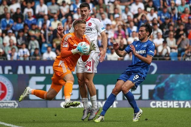 Jan Reichert (1. FC Nuernberg, Torwart 01) vor Roko Simic (Karlsruher SC, 09) am Ball Luka Lochoshvili (1. FC Nuernberg, 24), GER, Karlsruher SC vs. 1. FC Nuernberg, 2. Bundesliga, 5. Spieltag, 2025 2026, 13.09.2025, DFL REGULATIONS PROHIBIT ANY USE OF PHOTOGRAPHS AS IMAGE SEQUENCES AND OR QUASI-VIDEO, GER, Karlsruher SC vs. 1. FC Nuernberg, 2. Bundesliga, 5. Spieltag, 2025 2026, 13.09.2025 Karlsruhe