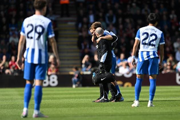 Bournemouth v Brighton and Hove Albion Premier League 13 09 2025. Jack Hinshelwood (13) of Brighton and Hove Albion walks off the pitch with the aid of the physios after picking up an injury during the Premier League match between Bournemouth and Brighton and Hove Albion at the Vitality Stadium, Bournemouth, England on 13 September 2025. Bournemouth Vitality Stadium Dorset England Editorial use only DataCo restrictions apply See www.football-dataco.com , Copyright: xGrahamxHuntx PSI-22818-0026