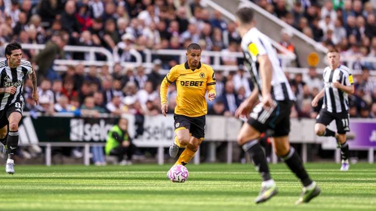 Newcastle United v Wolverhampton Wanderers Premier League 13 09 2025. during the Premier League match between Newcastle United and Wolverhampton Wanderers at St. James s Park, Newcastle, England on 13 September 2025. Editorial use only DataCo restrictions apply See www.football-dataco.com , Copyright: xSimonxDaviesx PSI-22823-0012