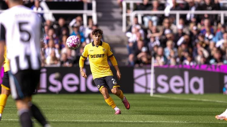 Newcastle United v Wolverhampton Wanderers Premier League 13 09 2025. Wolverhampton Wanderers defender Rodrigo Gomes (21) during the Premier League match between Newcastle United and Wolverhampton Wanderers at St. James s Park, Newcastle, England on 13 September 2025. Editorial use only DataCo restrictions apply See www.football-dataco.com , Copyright: xSimonxDaviesx PSI-22823-0018