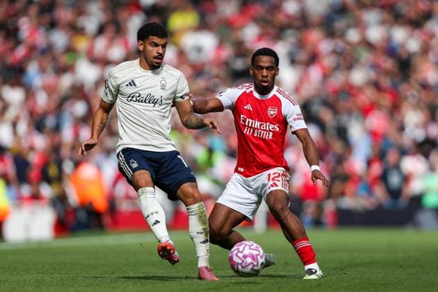 Premier League Arsenal v Nottingham Forest Morgan Gibbs-White of Nottingham Forest battles for the ball with Jurrien Timber of Arsenal during the Premier League match Arsenal vs Nottingham Forest at Emirates Stadium, London, United Kingdom, 13th September 2025 (Photo by Izzy Poles News Images) London Emirates Stadium Greater London United Kingdom Copyright: xIzzyxPoles NewsxImagesx