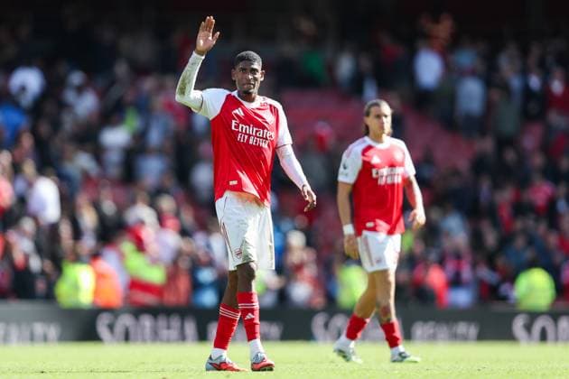Premier League Arsenal v Nottingham Forest Cristhian Mosquera of Arsenal acknowledges the fans after the teams victory following the Premier League match Arsenal vs Nottingham Forest at Emirates Stadium, London, United Kingdom, 13th September 2025 (Photo by Izzy Poles News Images) London Emirates Stadium Greater London United Kingdom Copyright: xIzzyxPoles NewsxImagesx