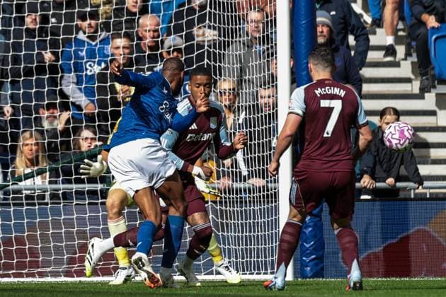 Premier League Everton v Aston Villa Beto of Everton shoots wide after an early attack for Everton during the Premier League match Everton vs Aston Villa at Hill Dickinson Stadium, Liverpool, United Kingdom, 13th September 2025 (Photo by Mark Cosgrove News Images) Liverpool Hill Dickinson Stadium Merseyside United Kingdom Copyright: xMarkxCosgrove NewsxImagesx