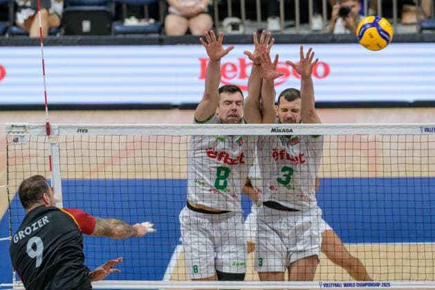 September 13, 2025, Pasay City, Manila, Philippines: Germany vs Bulgaria in the Pool Phase during the FIVB Mens Volleyball World Championship, WM, Weltmeisterschaft 2025 in Manila, Philippines. Bulgaria beat Germany in 3 sets. Bulgarias Asparuh ASPARUHOV and Iliya PETKOV defend Pasay City Philippines - ZUMAr144 20250913_zap_r144_052 Copyright: xJaynexRussellx