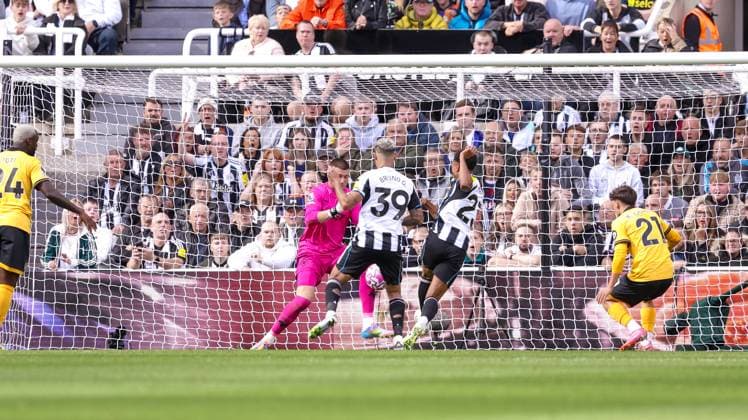 Newcastle United v Wolverhampton Wanderers Premier League 13 09 2025. Wolverhampton Wanderers goalkeeper Sam Johnstone (31) saves from Newcastle United midfielder Jacob Murphy (23) during the Premier League match between Newcastle United and Wolverhampton Wanderers at St. James s Park, Newcastle, England on 13 September 2025. Editorial use only DataCo restrictions apply See www.football-dataco.com , Copyright: xSimonxDaviesx PSI-22823-0020