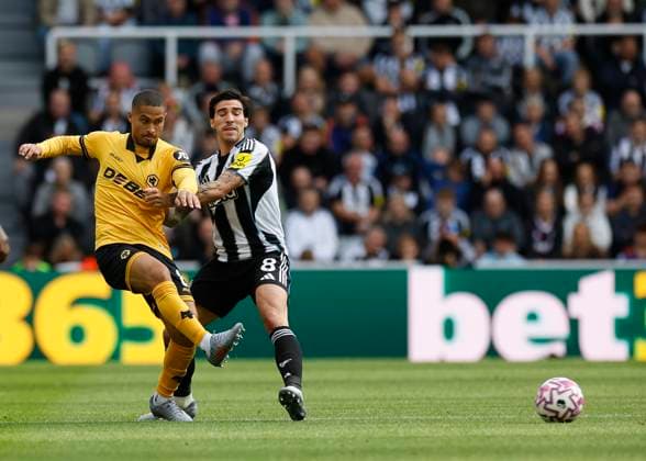 Newcastle United v Wolverhampton Wanderers Premier League Jo‹o Gomes of Wolverhampton Wanderers (left) shields the ball from Sandro Tonali of Newcastle United during the Premier League match at St. James s Park, Newcastle UK Newspapers OUT Copyright: xFredxPalmerx FIL-22216-0037