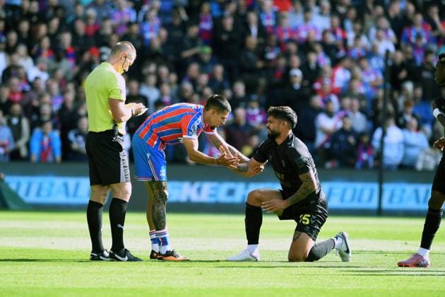 Crystal Palace v Sunderland Premier League 13 09 2025. Daniel Munoz Defender of Crystal Palace apologises to Omar Alderete Defender of Sunderland after he fouled him and picked upa yellow cardduring the Premier League match between Crystal Palace and Sunderland at Selhurst Park, London, England on 13 September 2025. London Selhurst Park Greater London England Editorial use only DataCo restrictions apply See www.football-dataco.com , Copyright: xJeffxMoodx PSI-22822-0002