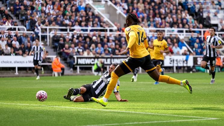 Newcastle United v Wolverhampton Wanderers Premier League 13 09 2025. Newcastle United defender Fabian Schär (5) clears the danger as Wolverhampton Wanderers forward Tolu Arokodare (14) closes in during the Premier League match between Newcastle United and Wolverhampton Wanderers at St. James s Park, Newcastle, England on 13 September 2025. Editorial use only DataCo restrictions apply See www.football-dataco.com , Copyright: xSimonxDaviesx PSI-22823-0021